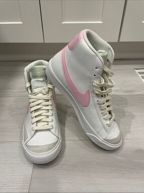 Nike Blazer mid 77 Summit White/Pink Foam Colorway Size 6.5 Youth/Women’s Size 8